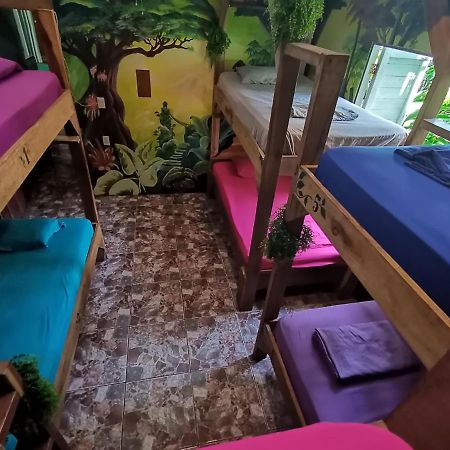 Oasis Beachfront Hostel Puerto Limon Kültér fotó