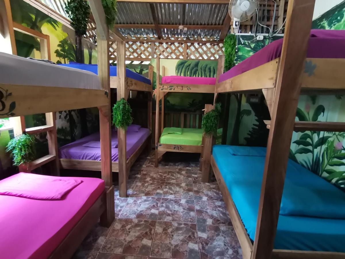 Oasis Beachfront Hostel Puerto Limon Kültér fotó