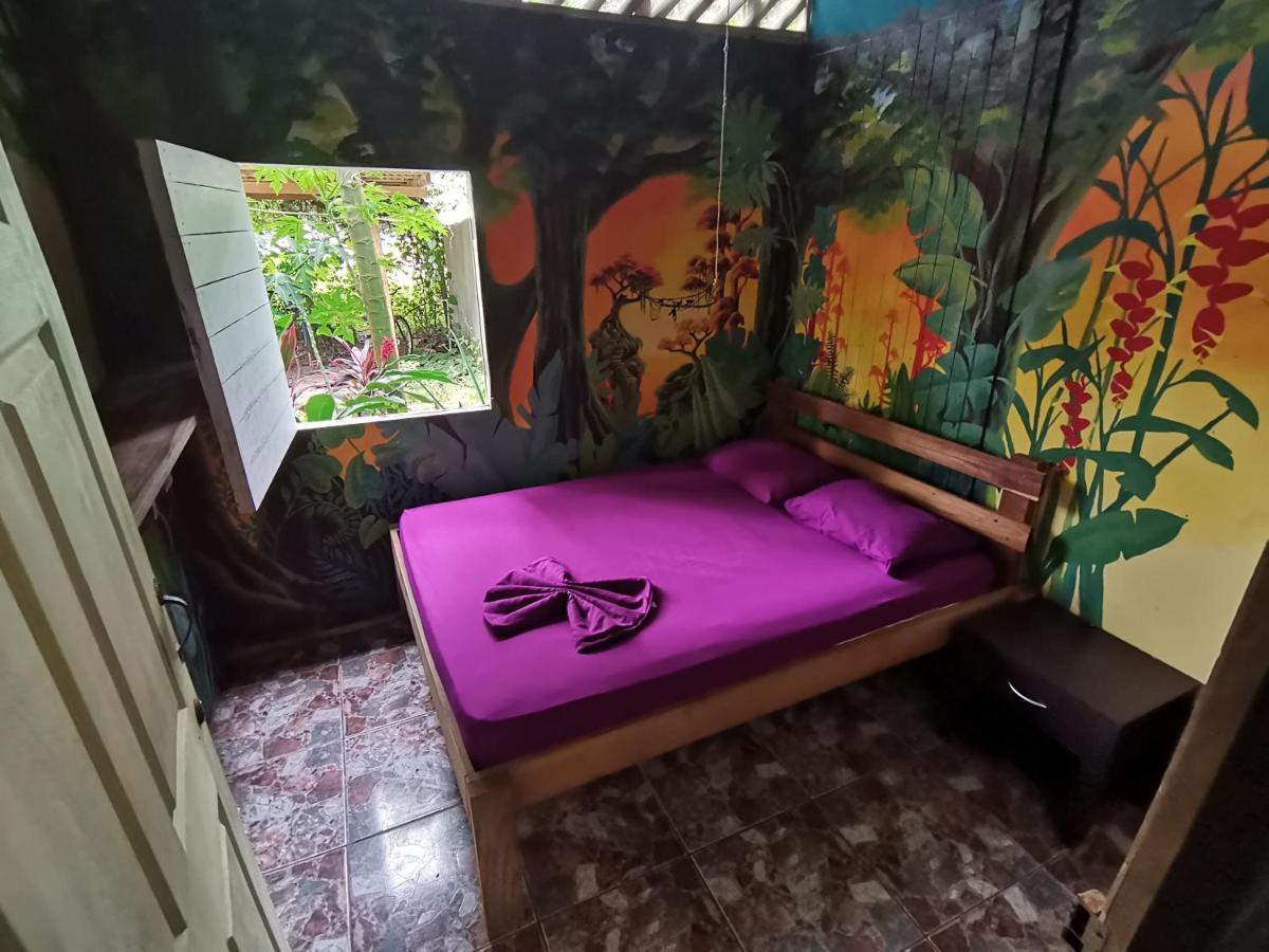 Oasis Beachfront Hostel Puerto Limon Kültér fotó