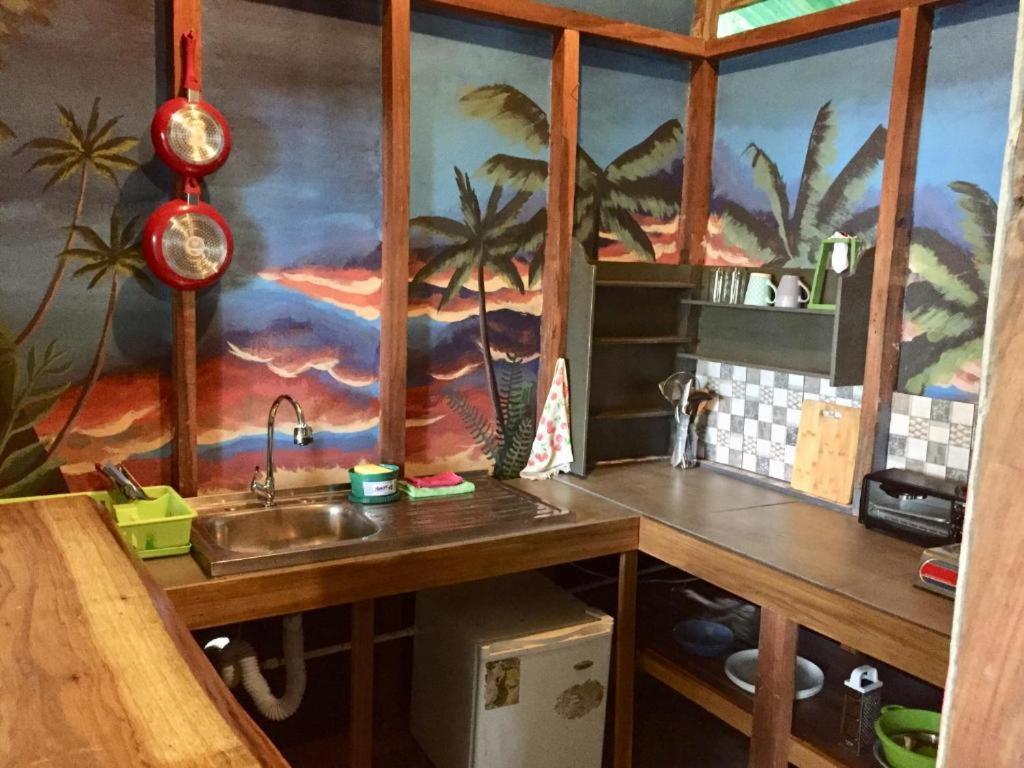 Oasis Beachfront Hostel Puerto Limon Kültér fotó
